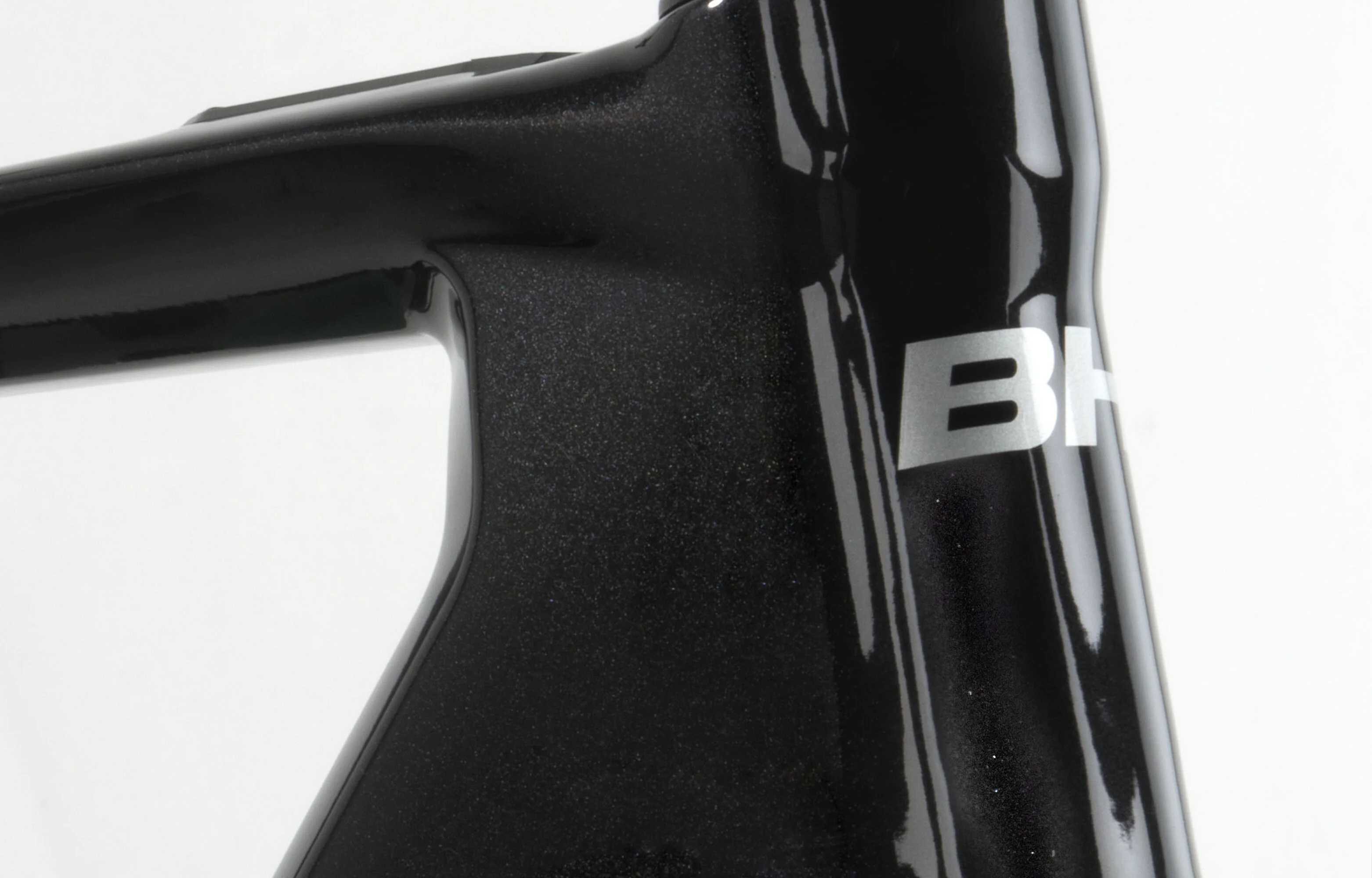 BH IRS1 CARBON 1.5 2027 Čierny