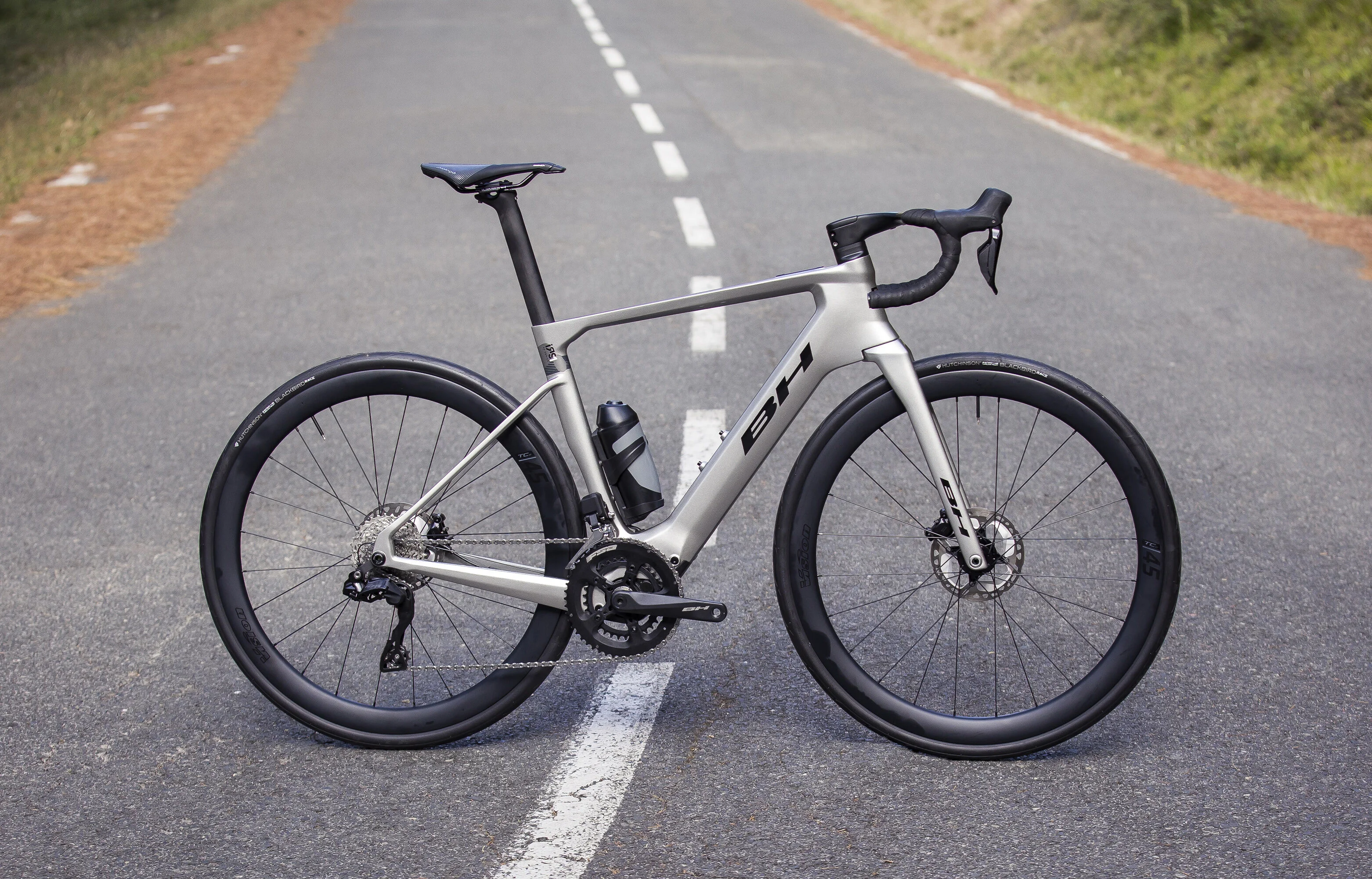 BH IRS1 CARBON 1.4 2027 Červený