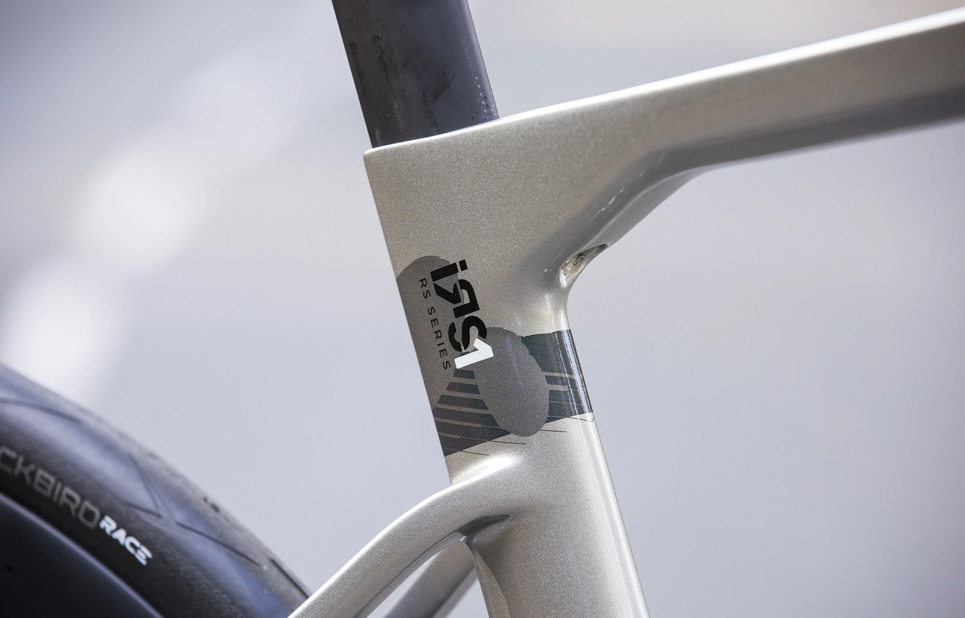BH IRS1 CARBON 1.6 2027 Biely